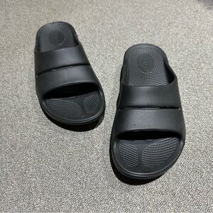 Oofos OOahh Slide Sandal in Black EU 37